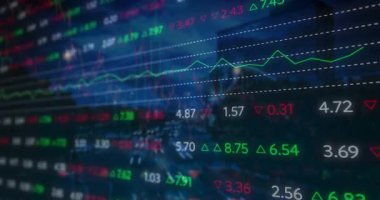 Arka planda şehir trafiğine karşı borsa veri işlemenin birleşik videosu. küresel finans ve ekonomi kavramı