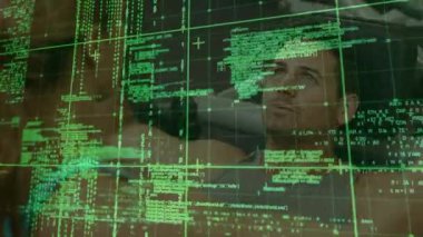 Spor salonundaki antrenör istatistikleri izlerken biyometrik kodun tetiklediği beden eğitimi stajyeri duruşunu ayarlıyor. Teknoloji, fitness, biyometrik, dijital, eğitim, spor, veri