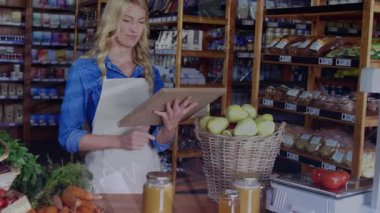 Erkek depo çalışanı üzerinde veri işleme animasyonu. Küresel gönderim ve bağlantılar konsepti dijital olarak oluşturulmuş video.