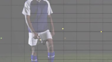 Erkek futbolcu top sürerek çim teknolojisi taraması yapıyor. İz sürme dokunuşları grevde zirve yapıyor. Atletik, performans, eğitim, dijital, spor, kesinlik, çeviklik