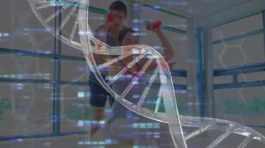 DNA sarmal grafiği, kadın müşteriye rehberlik ederken zayıflıyor. Eğitmen düzeltmesi altında pembe halterleri kıvırıyor. Biyometrik, dijital, yenilik, teknoloji, güç, fitness, sağlık