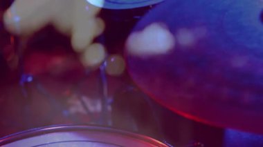 Perküsyon çalan müzisyenlerin üzerindeki bulanık yol trafiğinin animasyonu. müzik, konser, parti ve gece hayatı konsepti dijital olarak oluşturulmuş video.