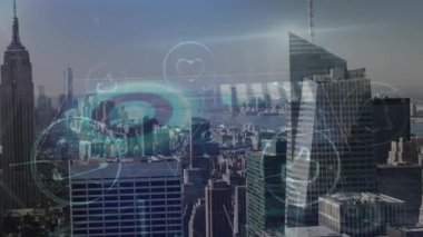 Şehir manzarası üzerinde veri işleme animasyonu. küresel bağlantılar, veri işleme ve teknoloji konsepti dijital olarak oluşturulmuş video.