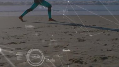 Fitness meraklısı plajda atlarken ve eklem analizini etkinleştirirken HUD grafikleri de poziyonu belirliyor. Atletik, sağlıklı, farkındalık, biyomekanik, açık hava, canlı, güç