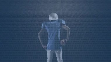 Futbolcu topu fırlatmaya ayarlıyor, dönen top spor teknolojisi ikili koduna geçiyor. Sporcu, spor, fütüristik, dijital, hareket, rekabet, yüksek teknoloji