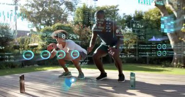 Antrenman partnerleri dijitaldeki uygunluk ölçümlerini takip ederken çömelip sıçrıyorlar. Spor, eğitim, açık hava, biyomekanik, canlılık, senkronizasyon, ilerleme