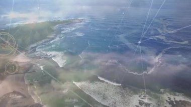 Okyanus dalgaları kıyıya doğru yuvarlanıyor. İnsansız hava aracı kalkışa geçiyor. Kıyı görselleştirmesi için İHA yayılıyor. Hava, kıyı şeridi, navigasyon, veri görselleştirme, deniz, teknoloji, manzara