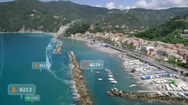 Şehir manzarası üzerinde medya simgelerinin canlandırılması. Sosyal medya ve dijital arayüz konsepti dijital olarak oluşturulmuş video.