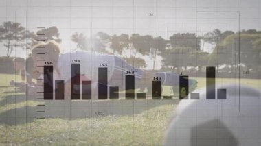 Futbolcu elinde tahta tutarken analitik çubuklar çizgi grafiğine kayıyor. Atletik, fitness, teknoloji, açık hava, dayanıklılık, spor, sağlık