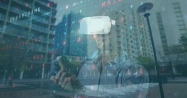 VR kulaklık kullanan beyaz adamların güvenlik kalkanlarının canlandırılması. Dijital güvenlik ve kimlik, dijital arayüz ve veri işleme kavramı dijital olarak oluşturuldu.