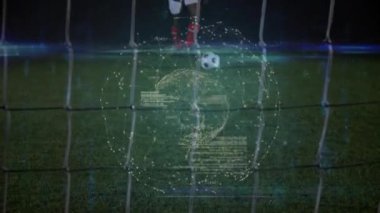 Futbolcu, spor analitiği için küre ile ayak vuruşu topunu yerleştiriyor. Kod izleme yörüngesi. Atletizm, teknoloji, fütüristik, rekabet, strateji, performans, yenilik