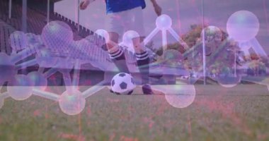 Kadın futbolcu, önce ayak dikiyor sonra spor bilimi için moleküler kaplamanın altına top sürüyor. Atletik, yenilik, performans, dinamik, görselleştirme, eğitim, teknoloji