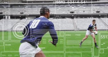 Sporcu, antrenman stadyumunda yakalayan takım arkadaşına topu kavrayıp bırakıyor. Spor, takım çalışması, antrenman, aktif, rekabet, fitness, atletizm