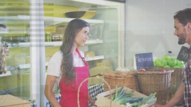 Finansal grafiklerin, marketteki mutlu beyaz kadın satıcı ve erkek müşteri üzerine animasyonu. ekonomi, finans, alışveriş ve dijital olarak üretilen küçük bağımsız iş konsepti.