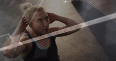 mekik çekmeye hazırlanıyor, kadın gövdesini minderden kaldırıyor ve spor salonundaki AR ölçümlerini takip ediyor. Egzersiz, analitik, dijital, fitness, güç, sağlık, modern