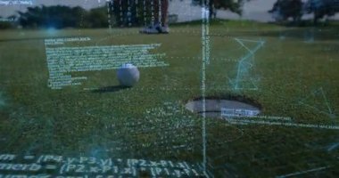 Golfçü vuruşu yeşile yerleştiriyor, analitik akımları etkinleştiriyor yörüngeyi ve dönüş hızını görselleştiriyor. Spor, analitik, büyütme, teknoloji, hassasiyet, açık hava, rekabet