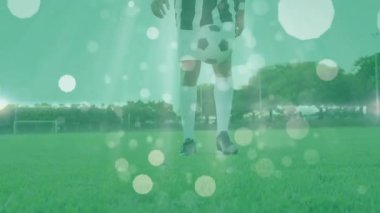 Spor antrenmanı futbolcusu atımlı topa hafifçe vuruyor ve topu kontrol etmek için hokkabazlık yapıyor. Sporcu, atletizm, antrenman, fitness, açık hava, hareket, dinamik