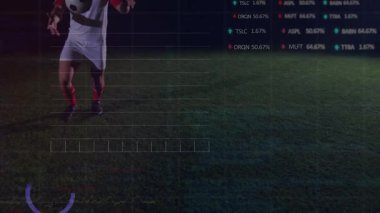 Erkek sporcu bacak kaldırıyor ve topa vururken, aynı zamanda spor yorumlarını güncelliyor. Spor analitiği, hareket yakalama, performans izleme, dijital geri bildirim, atletik performans, spor teknolojisi, veri görselleştirme