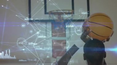 Erkek sporcu topu kafasının üzerinden kaldırıyor, defans oyuncusunun geometri atımına ulaşırken şut atıyor. Spor, eğitim, görselleştirme, veri, performans, teknoloji, rekabet