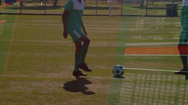 Yeşil oyuncu kırmızı oyuncu yakalamadan önce teknik tatbikat sırasında şifreleme koduna başvuruyor. Spor, takım çalışması, siber, dijital, hareket, egzersiz, modern