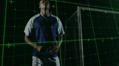 Gövde boyunca şebeke izleme teknolojisi var. Futbolcu hedefini ayarlıyor, başlık için sıçrıyor. Sporcu, spor, dijital, teknoloji, rekabet, fitness, hareket