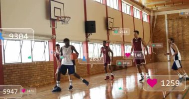 Basketbolcu, hareketli yay takip topu ile çembere doğru koşmaya başlıyor. Atletik, aksiyon, yoğunluk, spor, takım, rekabet, dinamik