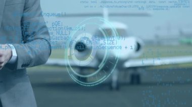 Akıllı telefon ve uçak kullanan Kafkasyalı iş adamının dürbün ve veri işleme animasyonu. küresel iş, seyahat ve veri işleme kavramı dijital olarak oluşturulmuş video.