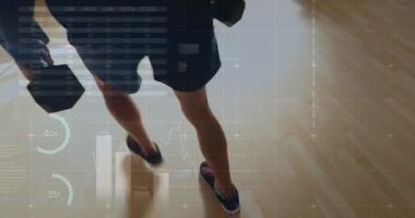 Veri işleme ve egzersiz yapan güçlü insanlarla ilgili istatistiklerin animasyonu. Spor fitness ve teknoloji konsepti.