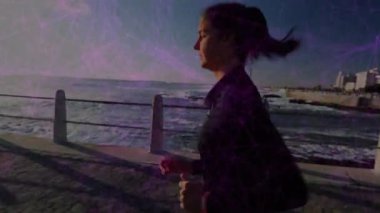 Kadın koşucu, bilekliğin üstünde sağlık çizelgesiyle tırabzan boyunca koşu yapıyor. Atletik, zindelik, zindelik, açık hava, motivasyon, çeviklik, spor