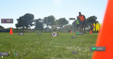 Dijital ölçümler, futbol antrenmanı sırasında sol koniye hücum eden motive edici bir sporcu gibi görünüyor. Spor, rekabet, fitness, takım çalışması, açık hava, teknoloji, performans