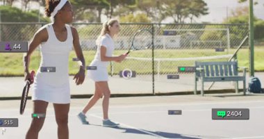 Siyahi tenisçi öne doğru adım atıyor ve öne doğru sallanıyor. Nişan ölçüleri üst üste biniyor. Atletik, spor, rekabet, açık hava, dijital, fitness, dinamik