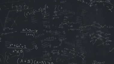 Siyah arkaplanda matematik formüllerinin animasyonu. Bilim, matematik, bilgi ve öğrenme konsepti dijital olarak oluşturulmuş video.