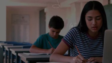 Öğrencilerin bilgisayar kullanması üzerinden bağlantı ağının animasyonu. Küresel eğitim teknolojisi ve bağlantılar konsepti dijital olarak oluşturulmuş video.