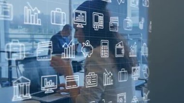 Ofisteki çeşitli iş adamları üzerinde iş ikonlarının canlandırılması. Küresel iş ve dijital arayüz kavramı dijital olarak oluşturulmuş video.