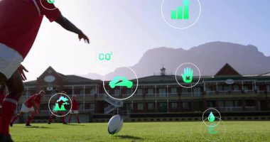 Rugby oyuncusu topu inceliyor ve eko ve performans ölçülerini gösteren AR simgelerini başlatıyor. Spor, takım çalışması, çevre, analitik, açık hava, atletik, yenilik