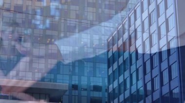 İş adamlarının ofis binasında el sıkışması. İş, işbirliği ve teknoloji konsepti dijital olarak oluşturulmuş video.