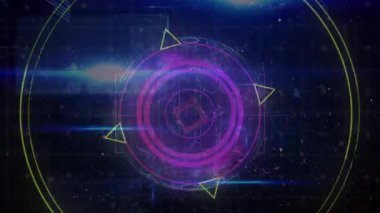 Parlak yuvarlak tarayıcı ve mavi arkaplanda dönen küreye karşı renkli soyut şekiller. küresel ağ ve teknoloji kavramı