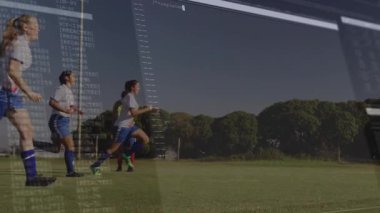 Koç spor teknolojisiyle ısınma koşusu sinyali veriyor. Oyuncular koni dokuyor. Atletizm, takım çalışması, dijital, yenilik, fitness, eğitim, egzersiz