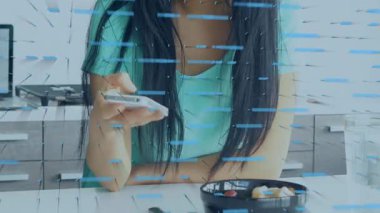 Akıllı telefon kullanan kadınların dijital arayüzünün animasyonu. Dijital olarak oluşturulan küresel sosyal medya, ağ oluşturma ve iletişim konsepti.