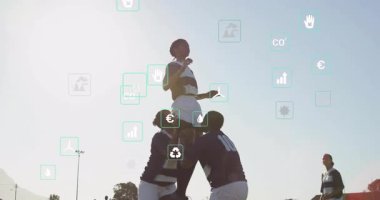 Fahişenin fırlattığı top kaldırıcıların atlama ragbisi kaldırmasına izin veriyor. Bir sonraki oyun için topu sağlama alıyor. Atletizm, takım çalışması, gençlik, spor, aksiyon, açık hava, toplum