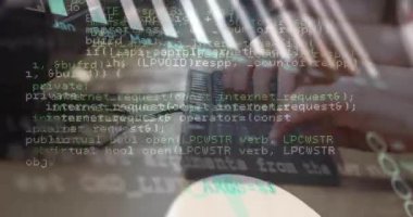 Okulda bilgisayar kullanan beyaz çocuk hakkında veri işleme ve istatistiksel veri işleme. Okul ve eğitim teknolojisi kavramı