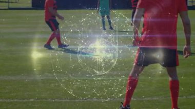 Kırmızı formalı oyuncu, futbol topunda cisimlenen teknolojiye tepki veriyor, açık alana doğru salya akıtıyor. Futuristik, atletik, dinamik, ağ, hareket, rekabet, strateji