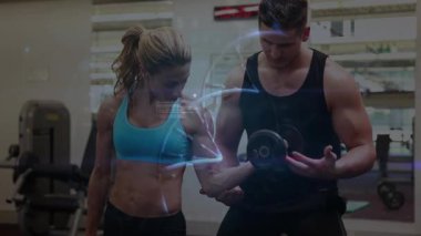 Spor koçu, stajyer koluna elini koyuyor. Neon mavisi kıvrımlı dambıl ve CLone metni kullanıyor. Eğitim, akıl hocalığı, güç, hareket, motivasyon, teknoloji, takım çalışması