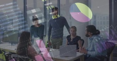 Çalışan öğrencilerin istatistik ve veri işleme animasyonları. Küresel iş dijital arayüzü ve teknoloji konsepti dijital olarak oluşturulmuş video.