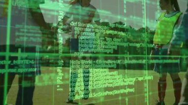 Üç bayan oyuncu atım kodlarına tepki veriyor ve spor eğitimi için geçiş kartı takası yapıyorlar. Sporcular, takım çalışması, ilerleme, yoğunluk, dijital, odak, çok yönlü