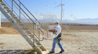 Kafkasyalı adam ve rüzgar türbinleri üzerindeki dünya ve bağlantı ağının animasyonu. küresel teknoloji, bağlantılar ve dijital arayüz konsepti dijital olarak oluşturulmuş video.