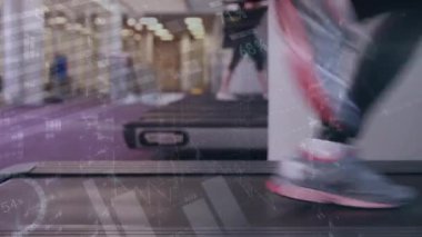 Sporcuların koşması üzerine veri işleme animasyonu. global spor ve dijital arayüz konsepti dijital olarak oluşturulmuş video.