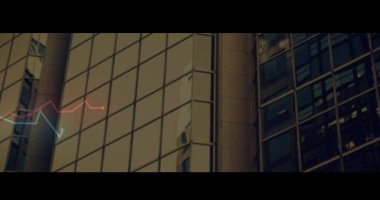 Ofis cephesi, cam paneller, silindirik sütunlar ve çizelgelerle ufuk çizgisini yansıtıyor. Kurumsal, mimari, modern, kentsel, profesyonel, minimalist, teknoloji