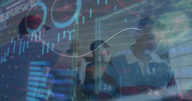 Çizgili pololar giyen yedi adamın çizelge ve saatlerle pazarları kontrol edişini izlemek. İş, takım çalışması, profesyonel, veri, analitik, teknoloji, işbirliği