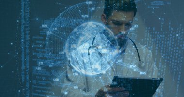 Beyaz laboratuvar önlüklü doktor elinde tabletle laboratuvarda holografik küreyi analiz ediyor. Tıbbi, teknoloji, fütüristik, yenilik, veri görselleştirme, araştırma, dijital